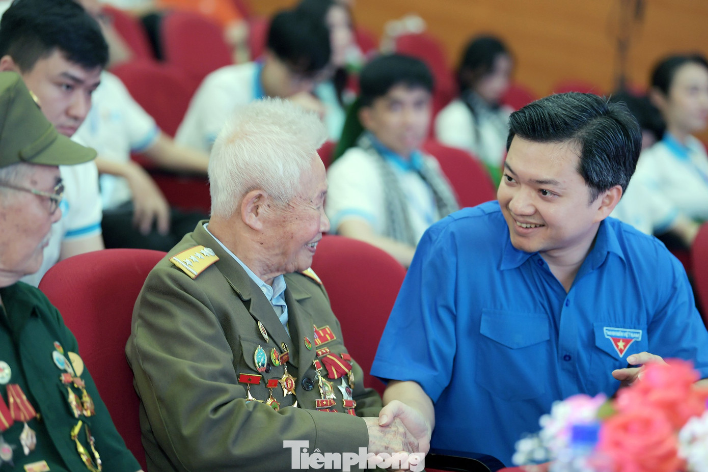 Anh Nguyễn Minh Triết - Bí thư T.Ư Đoàn, Chủ tịch T.Ư Hội SVVN trò chuyện với ông Phạm Đức Cư – Nguyên cán bộ thông tin tiểu đoàn 394, trung đoàn pháo cao xạ 367, đại đoàn 351