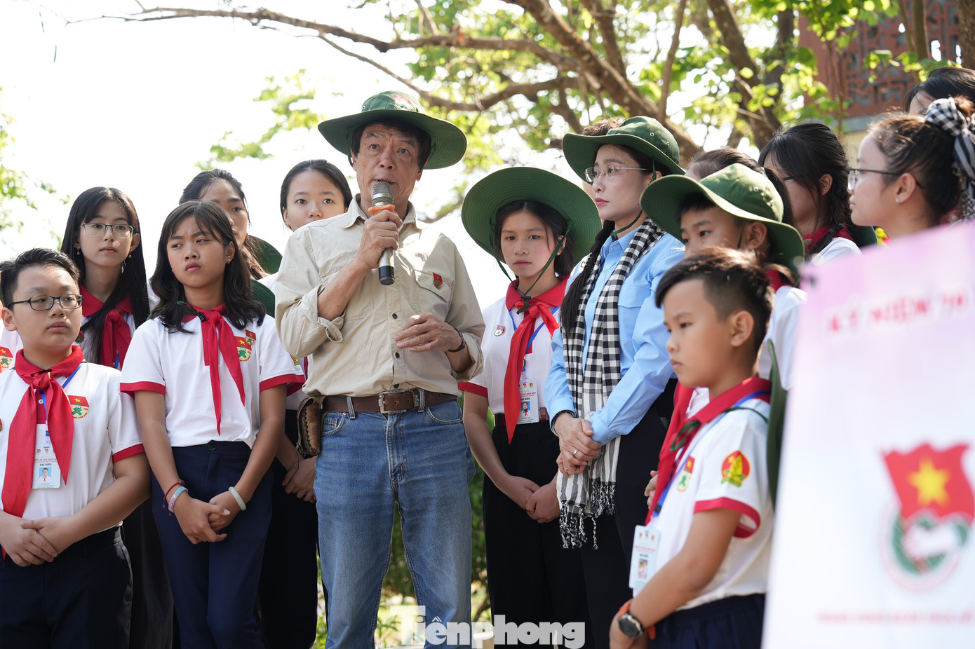 Bác Võ Điện Biên - con trai Đại tướng Võ Nguyên Giáp giới thiệu với đoàn đại biểu thiếu nhi "Liên hoan chiến sĩ nhỏ ĐIện Biên" về chiến thắng Điện Biên Phủ Bác Võ Điện Biên - con trai Đại tướng Võ Nguyên Giáp giới thiệu với đoàn đại biểu thiếu nhi "Liên hoan chiến sĩ nhỏ ĐIện Biên" về chiến thắng Điện Biên Phủ