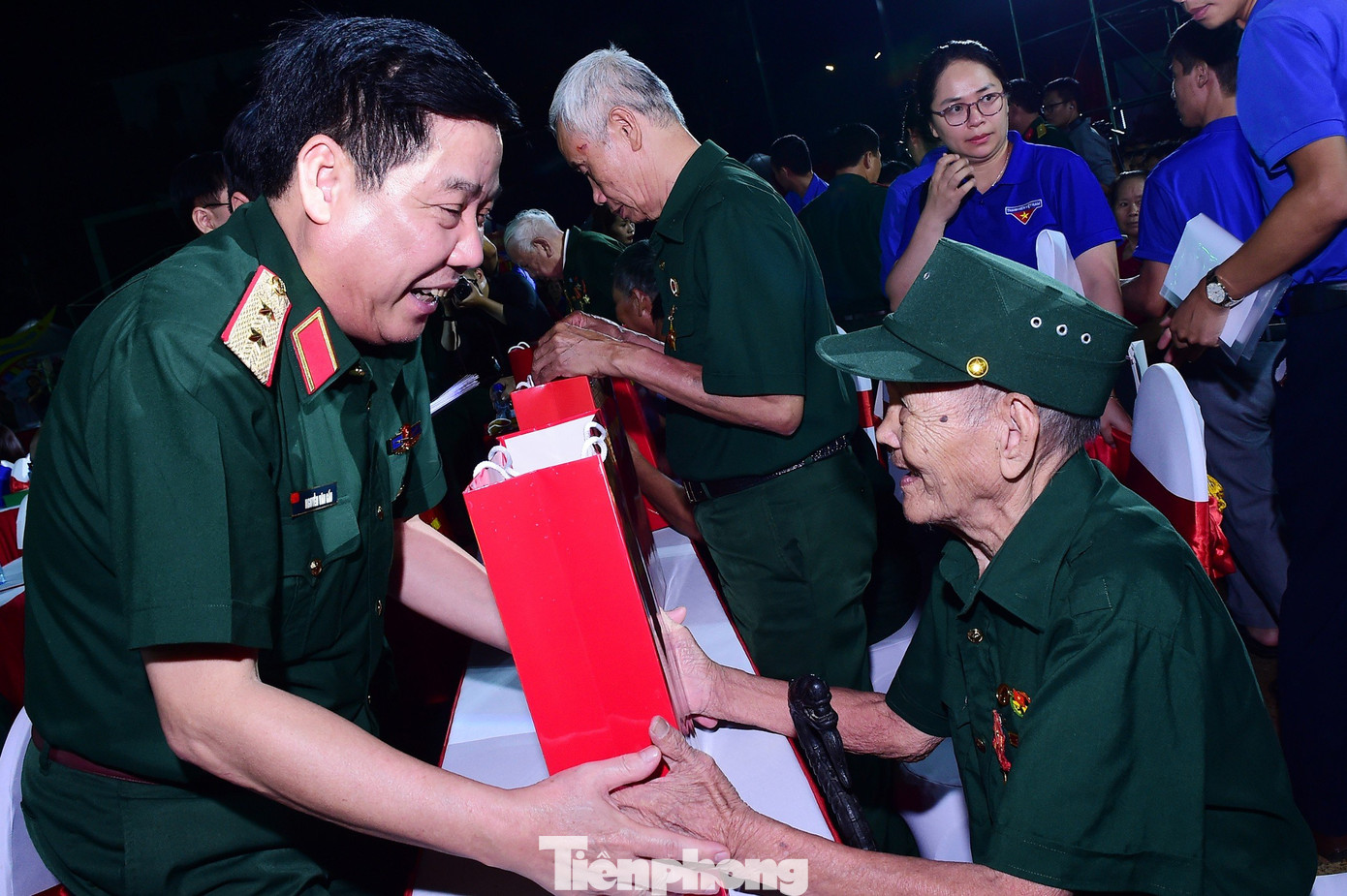 Trung tướng Nguyễn Văn Gấu tặng quà cho cựu chiến sĩ Điện Biên, cựu thanh niên xung phong, cựu chiến binh