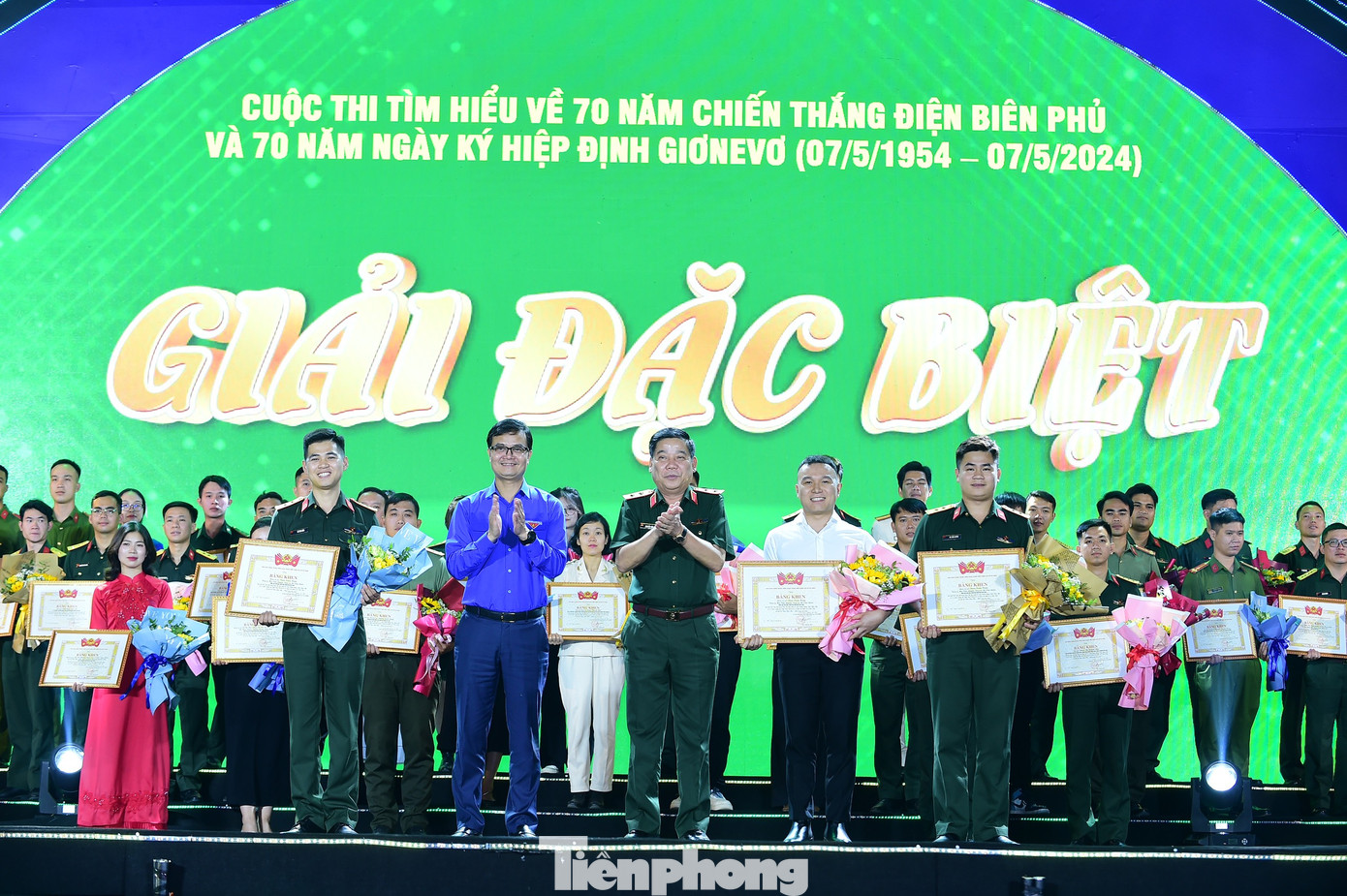 Trung tướng Nguyễn Văn Gấu - Phó Chủ nhiệm Tổng cục Chính trị QĐND Việt Nam và Bí thư thứ nhất T.Ư Đoàn Bùi Quang Huy trao giải Đặc biệt cuộc thi