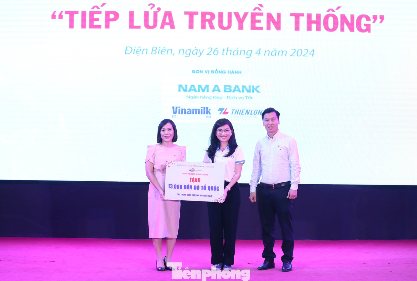 Chị Hồ Hồng Nguyên - Trưởng ban Thanh niên Trường học T.Ư Đoàn, Phó Chủ tịch thường trực Hội SVVN (đứng giữa) tiếp nhận biểu tượng trưng 13.000 bản đồ Tổ quốc từ đại diện Phổ thông Cao đẳng - FPT Polytechnic.