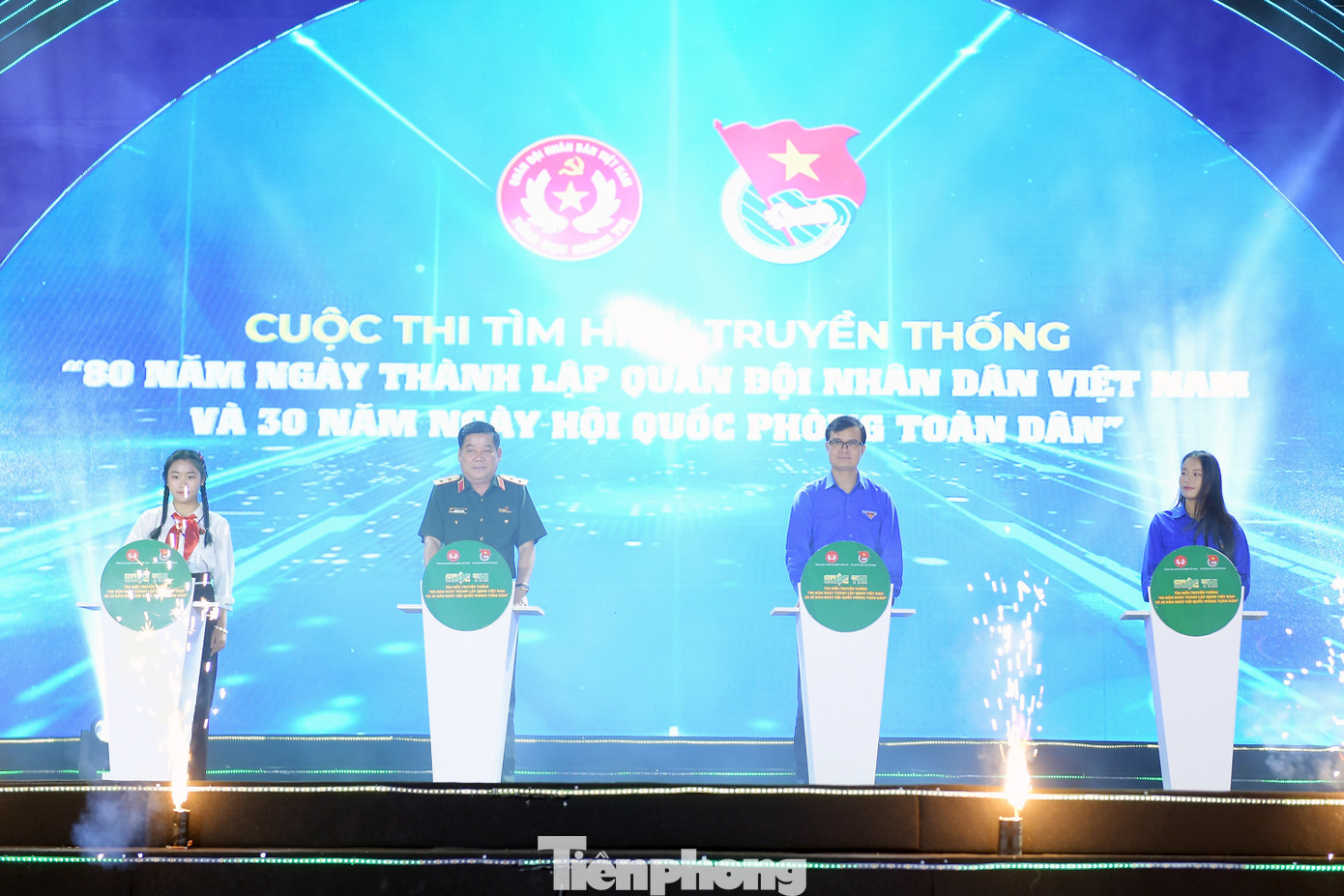 Các đại biểu thực hiện nghi thức phát động Cuộc thi tìm hiểu truyền thống “80 năm Ngày thành lập Quân đội nhân dân Việt Nam, 35 năm Ngày hội Quốc phòng toàn dân và 80 năm Ngày truyền thống Tổng cục Chính trị Quân đội Nhân dân Việt Nam”.