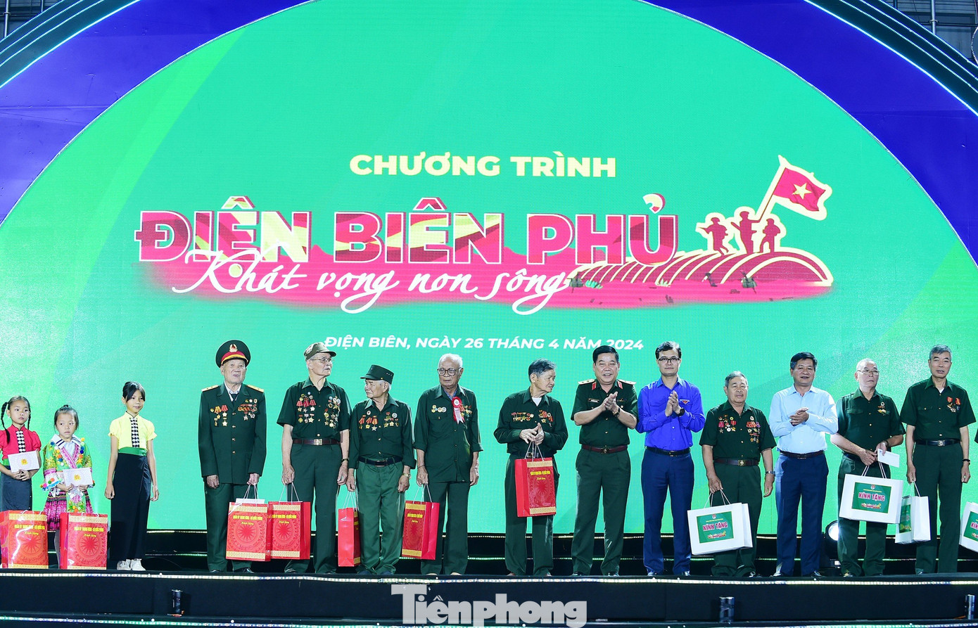 Tặng quà cựu chiến sĩ Điện Biên, cựu thanh niên xung phong, cựu chiến binh, gia đình liệt sĩ, thương bệnh binh, gia đình chính sách và các thiếu nhi có hoàn cảnh khó khăn trên địa bàn tỉnh Điện Biên.