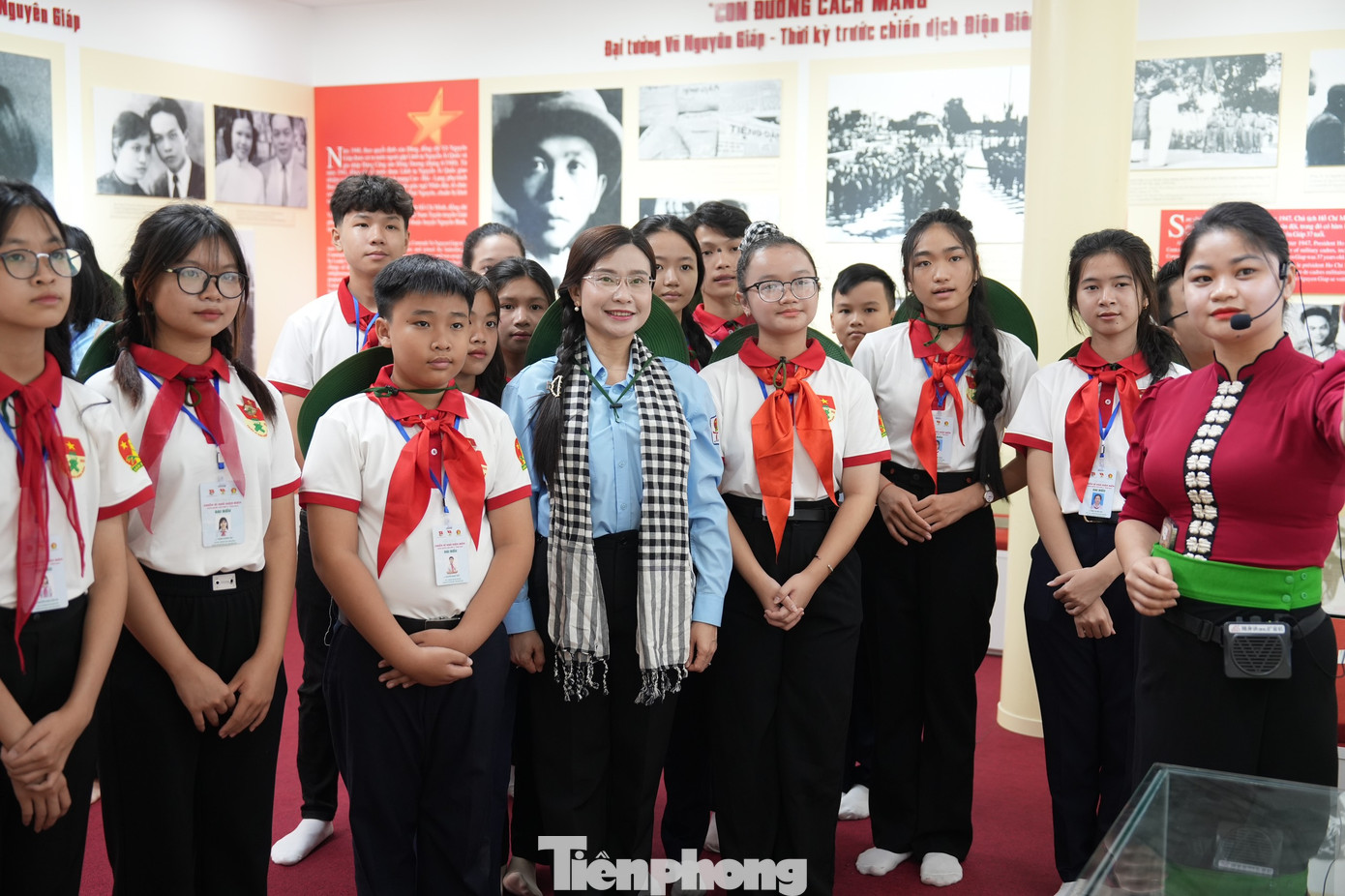 Chị Nguyễn Phạm Duy Trang - Bí thư T.Ư Đoàn, Chủ tịch Hội đồng Đội T.Ư cùng các đại biểu tham quan Di tích Sở Chỉ huy chiến dịch Điện Biên Phủ, xã Mường Phăng, thành phố Điện Biên Phủ, tỉnh Điện Biên. Chị Nguyễn Phạm Duy Trang - Bí thư T.Ư Đoàn, Chủ tịch Hội đồng Đội T.Ư cùng các đại biểu tham quan Di tích Sở Chỉ huy chiến dịch Điện Biên Phủ, xã Mường Phăng, thành phố Điện Biên Phủ, tỉnh Điện Biên.