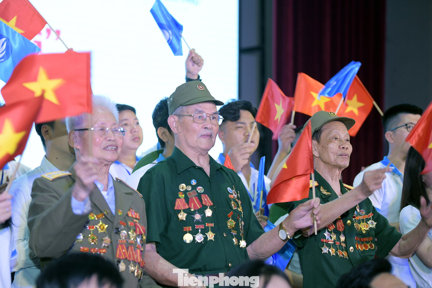 Các bạn sinh viên tiêu biểu giao lưu với các chiến sĩ Điện Biên để được giáo dục, bồi đắp lòng yêu nước, tự hào dân tộc. Ảnh: Dương Triều