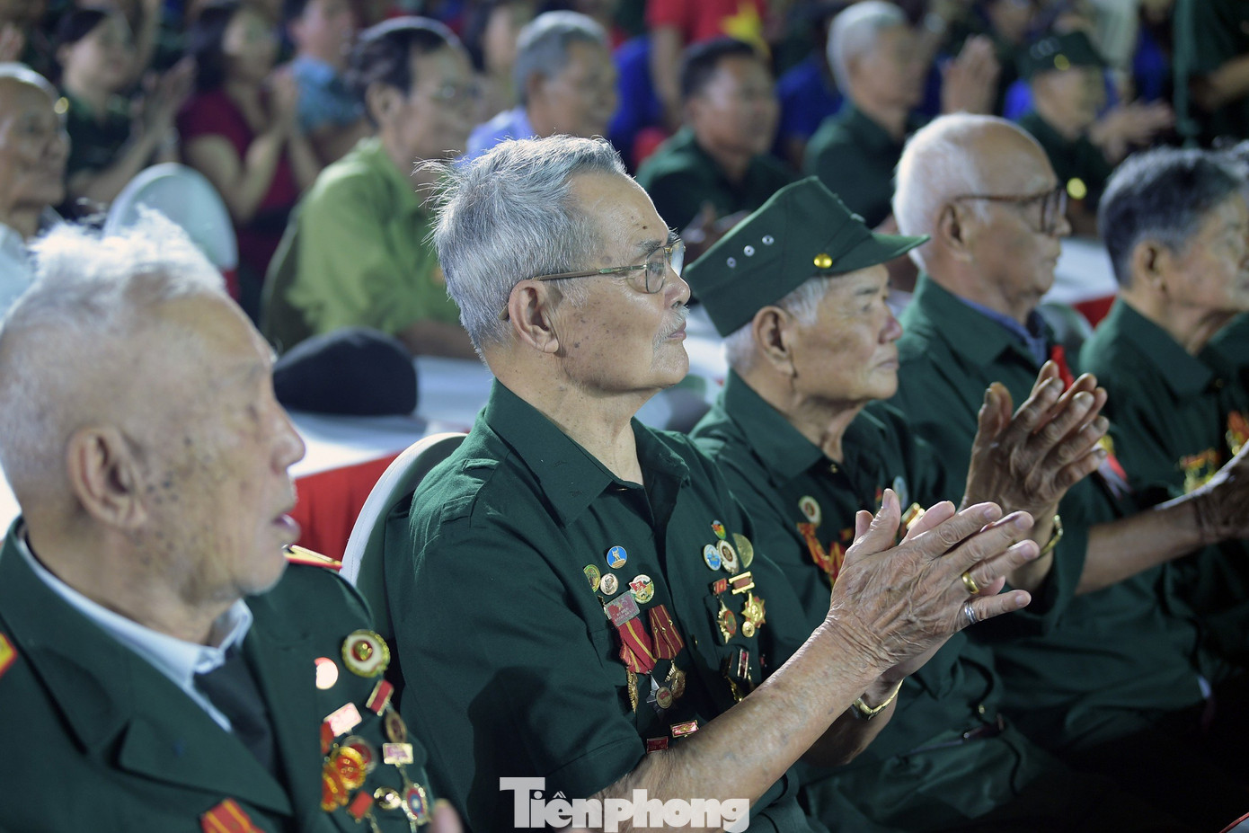 Các cựu chiến binh, cựu thanh niên xung phong, dân công hoả tuyến tham gia Chiến dịch Điện Biên Phủ tham dự chương trình