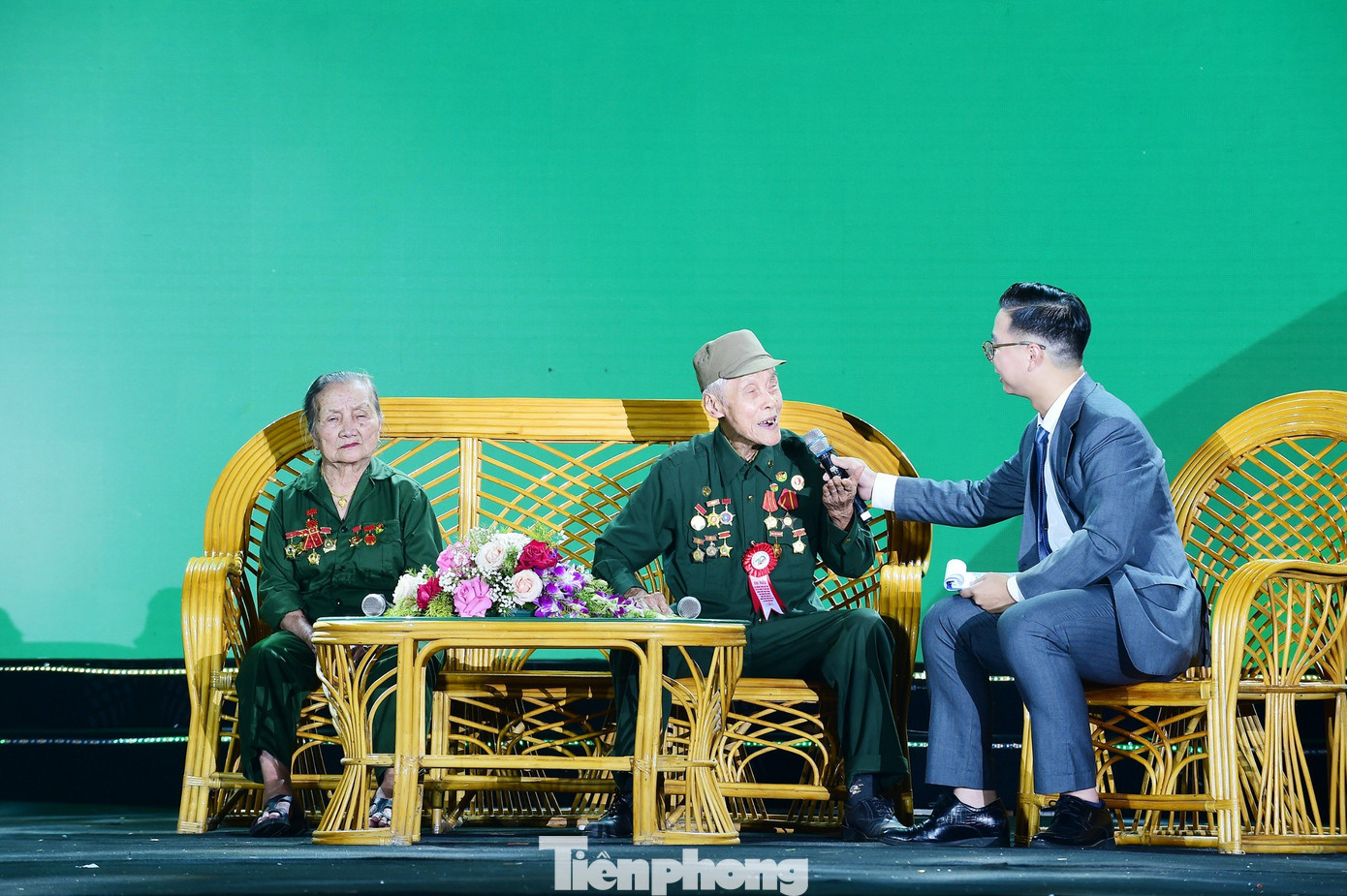 Giao lưu với chiến sĩ Điện Biên, cựu TNXP đã trực tiếp đóng góp cho chiến thắng Điện Biên Phủ.