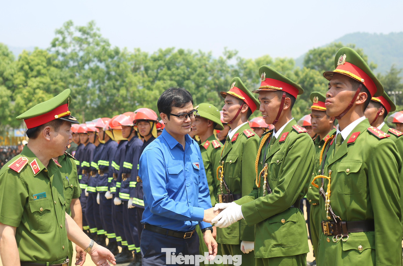Bí thư thứ nhất T.Ư Đoàn Bùi Quang Huy và Thiếu tướng Nguyễn Ngọc Thanh thăm hỏi, động viên đoàn viên, thanh niên Bộ Công an tham gia tập luyện chuẩn bị cho lễ diễu binh, diễu hành trong đại Lễ kỷ niệm 70 năm Chiến thắng Điện Biên Phủ. Ảnh: Bảo Anh Bí thư thứ nhất T.Ư Đoàn Bùi Quang Huy và Thiếu tướng Nguyễn Ngọc Thanh thăm hỏi, động viên đoàn viên, thanh niên Bộ Công an tham gia tập luyện chuẩn bị cho lễ diễu binh, diễu hành trong đại Lễ kỷ niệm 70 năm Chiến thắng Điện Biên Phủ. Ảnh: Bảo Anh