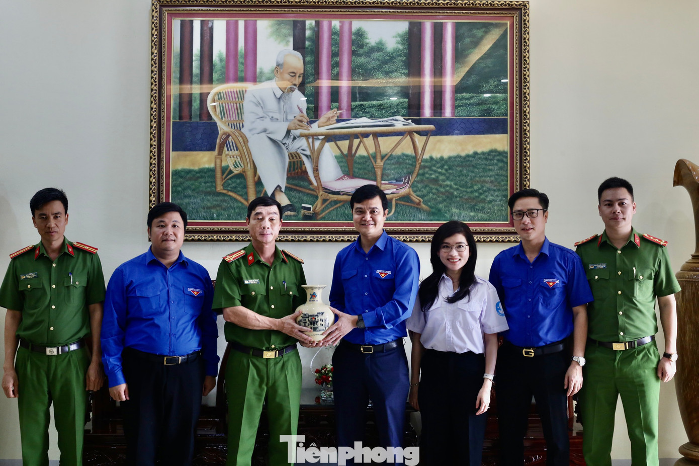 Bí thư thứ nhất T.Ư Đoàn tặng quà cho Trung đoàn Cảnh sát cơ động Tây Bắc. Ảnh: Bảo Anh Bí thư thứ nhất T.Ư Đoàn tặng quà cho Trung đoàn Cảnh sát cơ động Tây Bắc. Ảnh: Bảo Anh