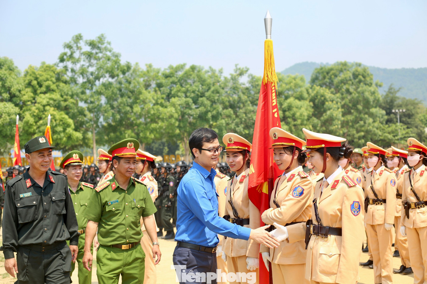Bí thư thứ nhất T.Ư Đoàn Bùi Quang Huy và Thiếu tướng Nguyễn Ngọc Thanh thăm hỏi, động viên đoàn viên, thanh niên Bộ Công an tham gia tập luyện chuẩn bị cho lễ diễu binh, diễu hành trong đại Lễ kỷ niệm 70 năm Chiến thắng Điện Biên Phủ. Ảnh: Bảo Anh Bí thư thứ nhất T.Ư Đoàn Bùi Quang Huy và Thiếu tướng Nguyễn Ngọc Thanh thăm hỏi, động viên đoàn viên, thanh niên Bộ Công an tham gia tập luyện chuẩn bị cho lễ diễu binh, diễu hành trong đại Lễ kỷ niệm 70 năm Chiến thắng Điện Biên Phủ. Ảnh: Bảo Anh