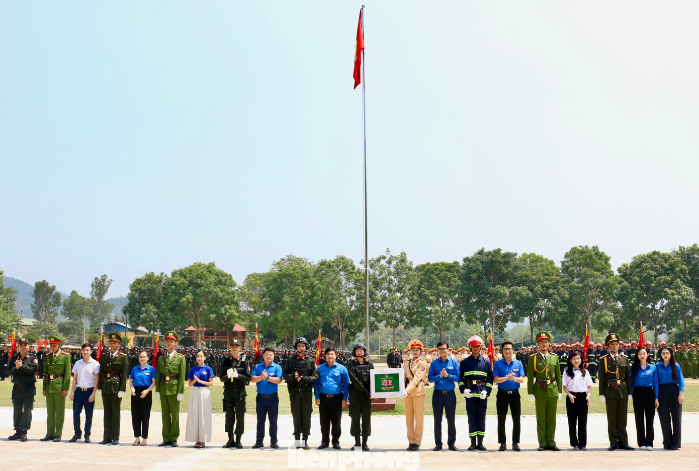 Đoàn công tác tặng quà đoàn viên, thanh niên Bộ Công an tập luyện chuẩn bị cho lễ diễu binh, diễu hành trong đại Lễ kỷ niệm 70 năm Chiến thắng Điện Biên Phủ (7/5/1954 – 7/5/2024). Ảnh: Bảo Anh Đoàn công tác tặng quà đoàn viên, thanh niên Bộ Công an tập luyện chuẩn bị cho lễ diễu binh, diễu hành trong đại Lễ kỷ niệm 70 năm Chiến thắng Điện Biên Phủ (7/5/1954 – 7/5/2024). Ảnh: Bảo Anh