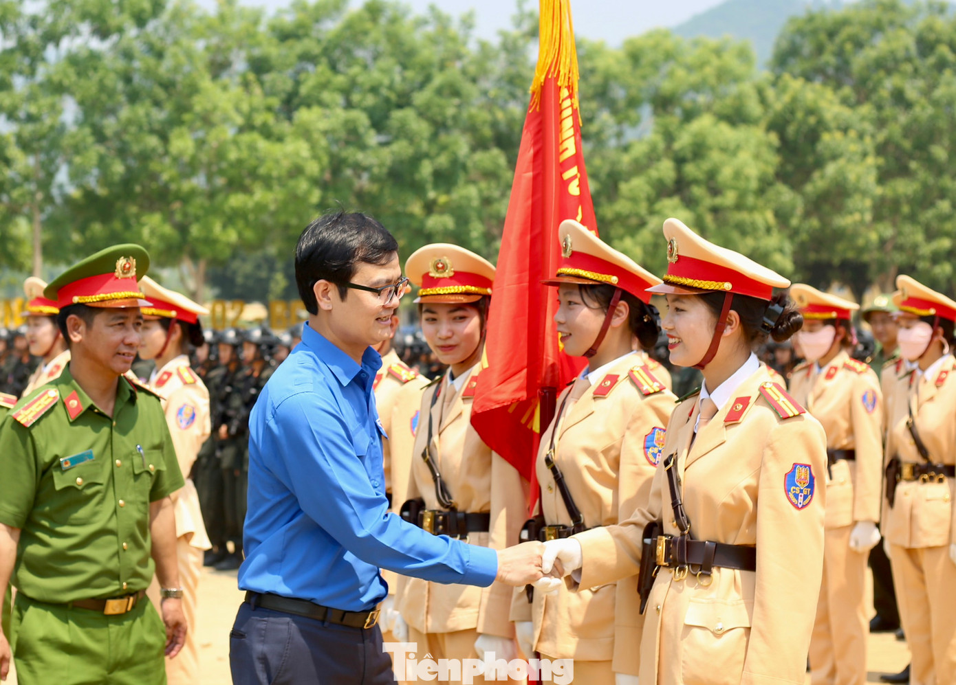 Bí thư thứ nhất T.Ư Đoàn Bùi Quang Huy và Thiếu tướng Nguyễn Ngọc Thanh thăm hỏi, động viên đoàn viên, thanh niên Bộ Công an tham gia tập luyện chuẩn bị cho lễ diễu binh, diễu hành trong đại Lễ kỷ niệm 70 năm Chiến thắng Điện Biên Phủ. Ảnh: Bảo Anh Bí thư thứ nhất T.Ư Đoàn Bùi Quang Huy và Thiếu tướng Nguyễn Ngọc Thanh thăm hỏi, động viên đoàn viên, thanh niên Bộ Công an tham gia tập luyện chuẩn bị cho lễ diễu binh, diễu hành trong đại Lễ kỷ niệm 70 năm Chiến thắng Điện Biên Phủ. Ảnh: Bảo Anh