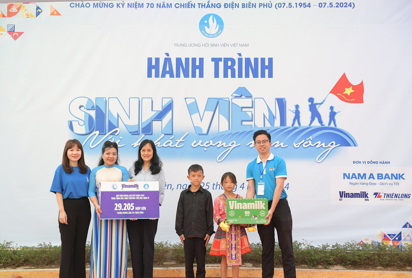 Những hộp sữa, món quà được trao tại Ngày hội Những hộp sữa, món quà được trao tại Ngày hội