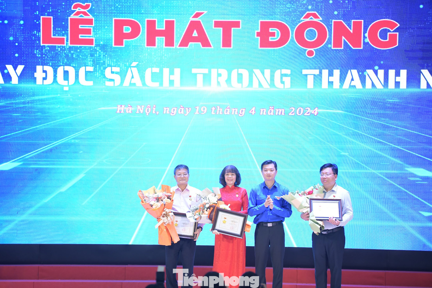 Anh Nguyễn Minh Triết trao Kỷ niệm chương Vì thế hệ trẻ cho các cán bộ của Bộ Thông tin và Truyền thông. Ảnh: Dương Triều Anh Nguyễn Minh Triết trao Kỷ niệm chương Vì thế hệ trẻ cho các cán bộ của Bộ Thông tin và Truyền thông. Ảnh: Dương Triều