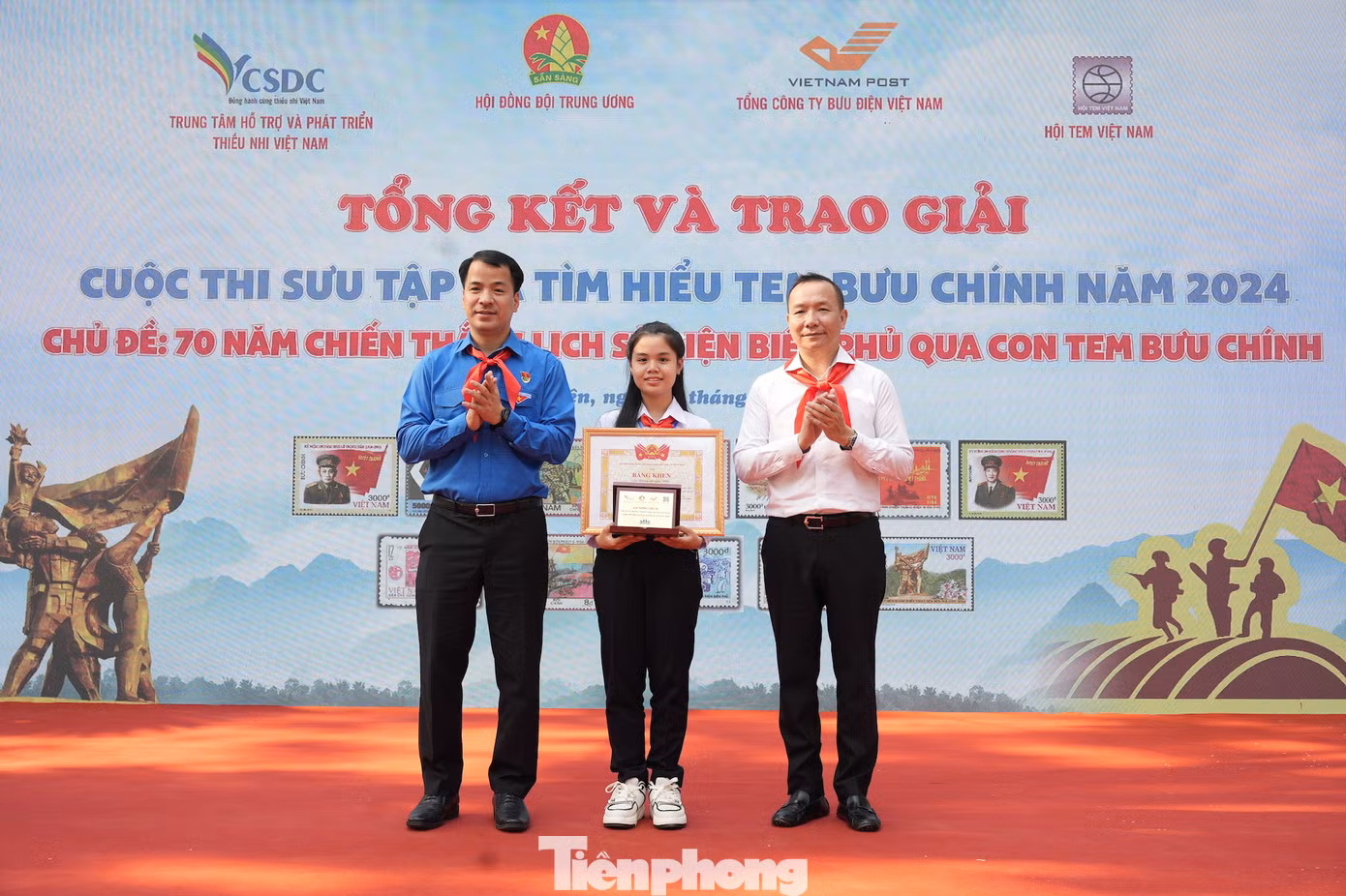 Anh Ngô Văn Cương – Bí thư T.Ư Đoàn (bên trái) trao giải Đặc biệt cho em Đặng Lê Gia Nhi, học sinh Trường THCS Kim Đồng (huyện Núi Thành, tỉnh Quảng Nam)