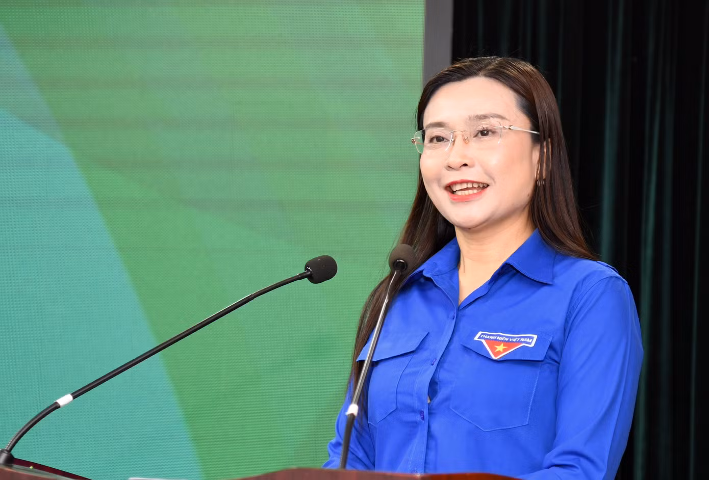 Chị Nguyễn Phạm Duy Trang – Bí thư T.Ư Đoàn, Chủ tịch Hội đồng Đội T.Ư trao đổi tại buổi họp báo. Ảnh: Bảo Anh