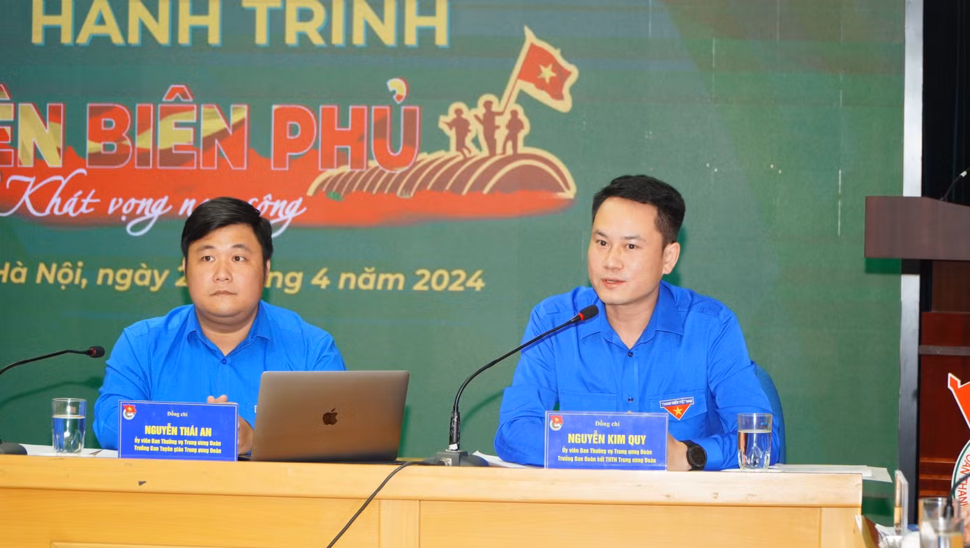 Anh Nguyễn Kim Quy (bên phải) - Phó Chủ tịch thường trực T.Ư Hội LHTN Việt Nam, Trưởng ban Đoàn kết tập hợp thanh niên T.Ư Đoàn chia sẻ thông tin về hành trình. Ảnh: Bảo Anh