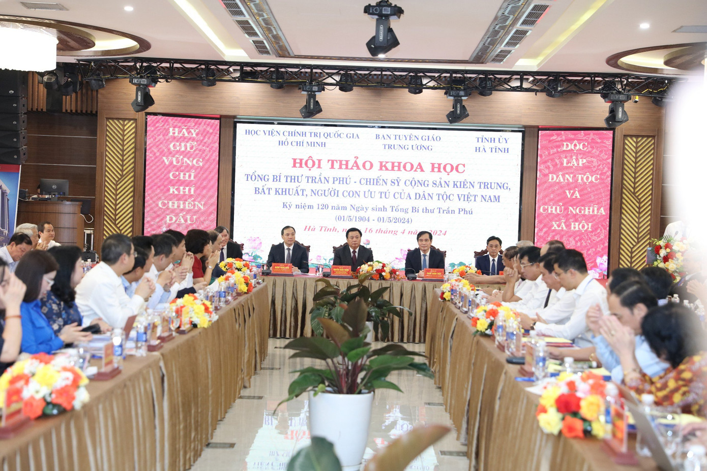 Quang cảnh hội thảo Quang cảnh hội thảo