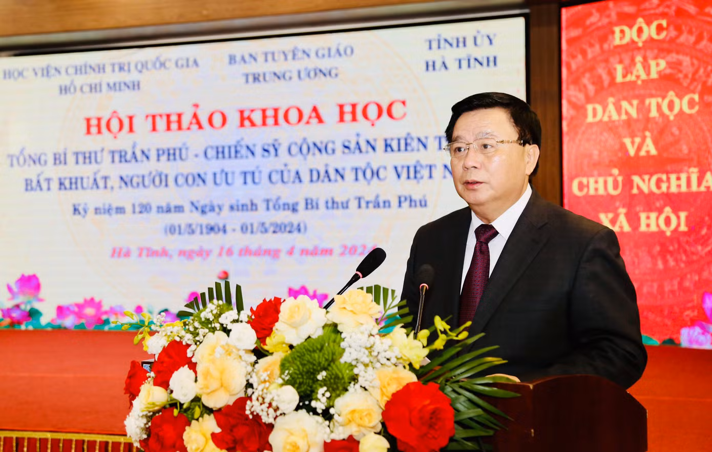 Ủy viên Bộ Chính trị, Giám đốc Học viện Chính trị Quốc gia Hồ Chí Minh, Chủ tịch Hội đồng Lý luận T.Ư Nguyễn Xuân Thắng phát biểu khai mạc Hội thảo