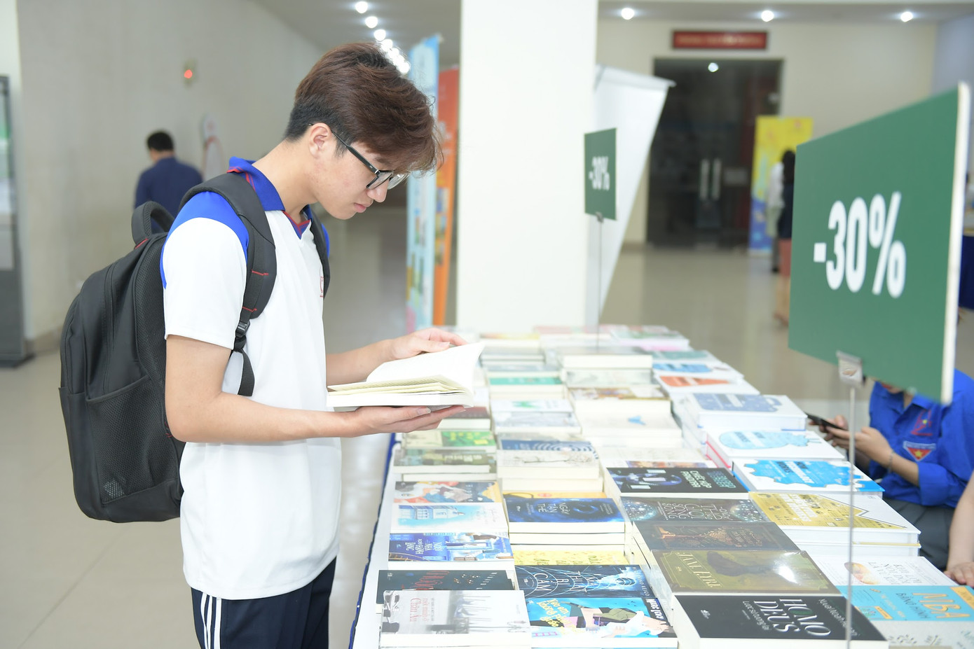 Bạn trẻ trải nghiệm, đọc sách trong khuôn khổ lễ phát động. Ảnh: Dương Triều Bạn trẻ trải nghiệm, đọc sách trong khuôn khổ lễ phát động. Ảnh: Dương Triều