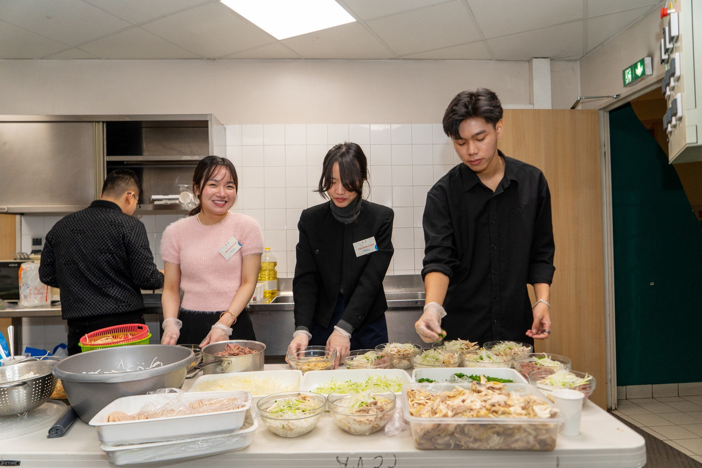 Các bạn trẻ chuẩn bị các món ăn đặc trưng hương vị Việt Nam để thiết đãi cộng đồng người Việt, bạn bè quốc tế. Các bạn trẻ chuẩn bị các món ăn đặc trưng hương vị Việt Nam để thiết đãi cộng đồng người Việt, bạn bè quốc tế.