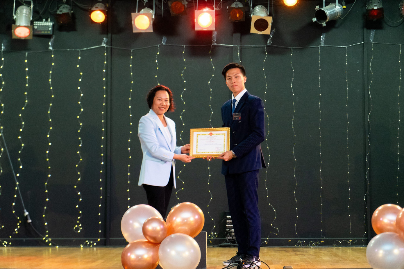 Bà Nguyễn Thị Thu Hà - Tham tán Đại Sứ quán Việt Nam tại Pháp đã trao giấy khen tặng Hội sinh viên Việt Nam tại Lyon. Bà Nguyễn Thị Thu Hà - Tham tán Đại Sứ quán Việt Nam tại Pháp đã trao giấy khen tặng Hội sinh viên Việt Nam tại Lyon.