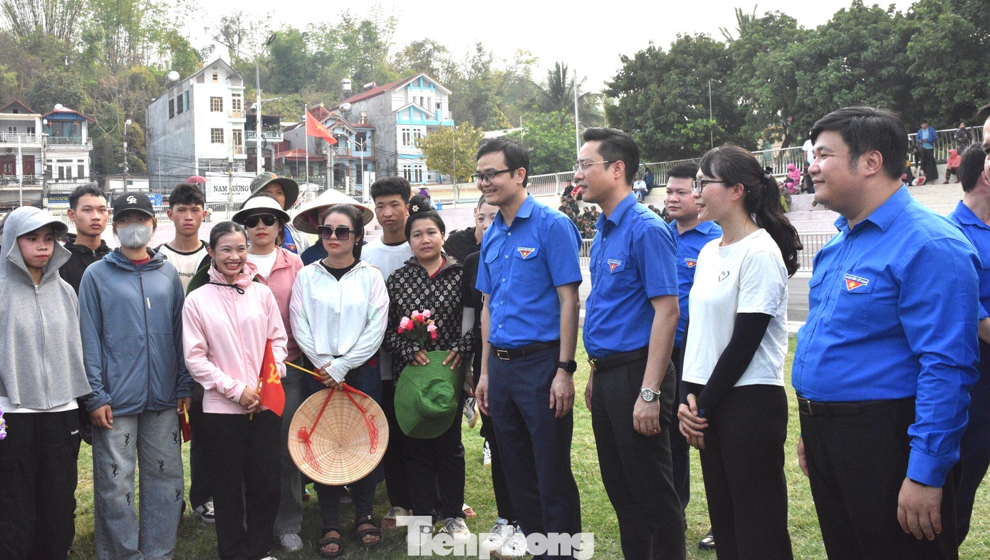 Bí thư thứ nhất T.Ư Đoàn Bùi Quang Huy cùng đoàn công tác thăm và tặng quà lực lượng quân đội, đoàn viên, thanh niên tham gia tập luyện chuẩn bị cho lễ diễu binh, diễu hành trong Lễ kỷ niệm 70 năm Chiến thắng Điện Biên Phủ.