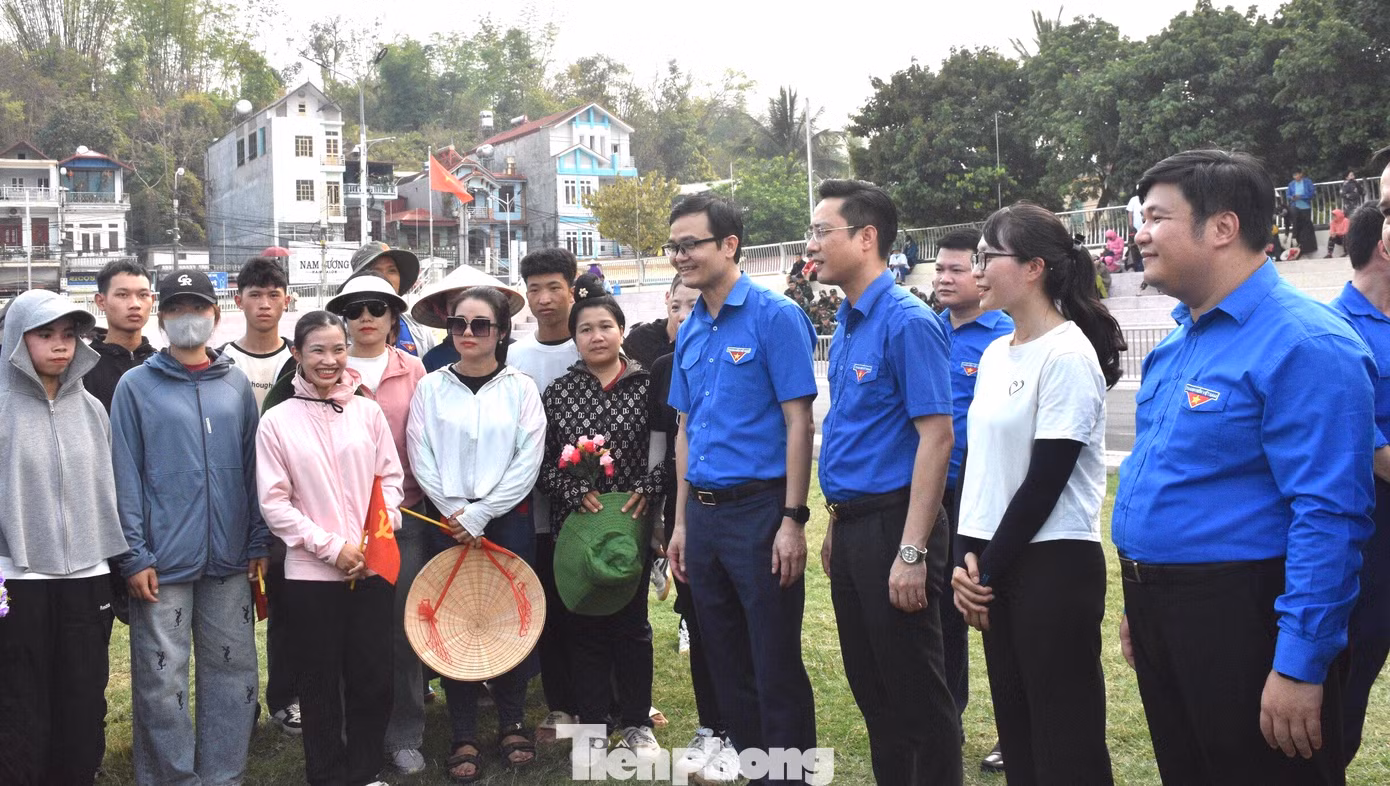 Bí thư thứ nhất T.Ư Đoàn Bùi Quang Huy cùng đoàn công tác thăm và tặng quà lực lượng quân đội, đoàn viên, thanh niên tham gia tập luyện chuẩn bị cho lễ diễu binh, diễu hành trong Lễ kỷ niệm 70 năm Chiến thắng Điện Biên Phủ. Bí thư thứ nhất T.Ư Đoàn Bùi Quang Huy cùng đoàn công tác thăm và tặng quà lực lượng quân đội, đoàn viên, thanh niên tham gia tập luyện chuẩn bị cho lễ diễu binh, diễu hành trong Lễ kỷ niệm 70 năm Chiến thắng Điện Biên Phủ.