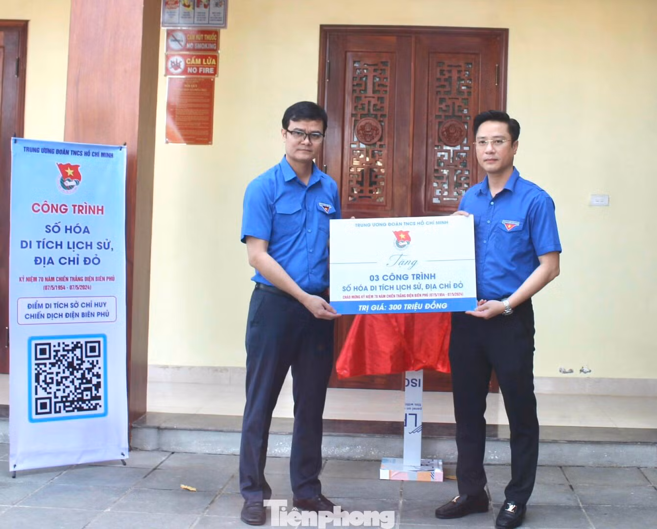 Bí thư thứ nhất T.Ư Đoàn Bùi Quang Huy trao tặng công trình số hoá tại khu Di tích lịch sử Mường Phăng.