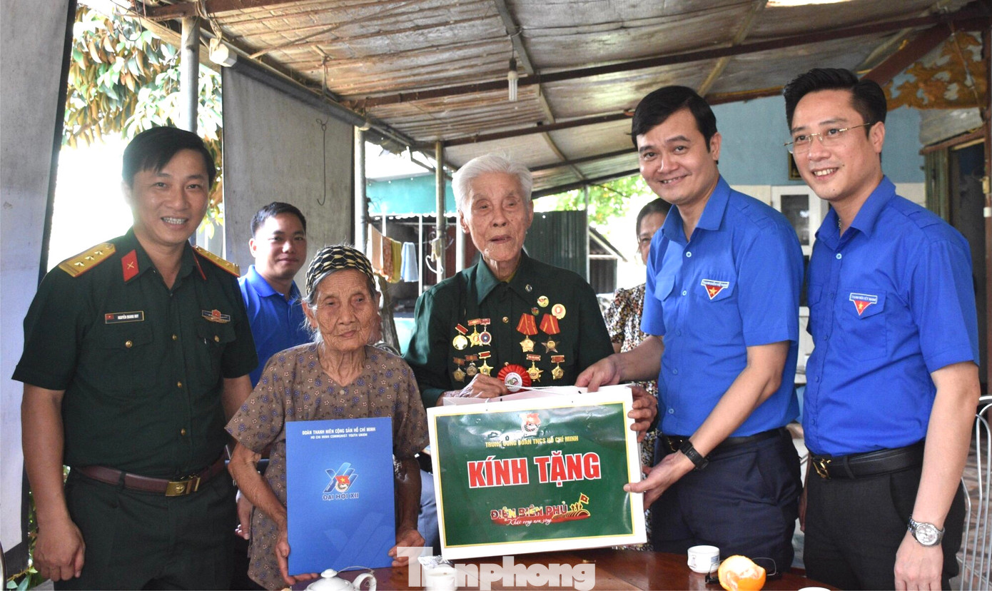 Bí thư thứ nhất Trung ương Đoàn Bùi Quang Huy (thứ 2, từ phải sang) thăm, tặng quà Chiến sĩ Điện Biên Bùi Văn Tỉnh. Ảnh: Sầm Phúc