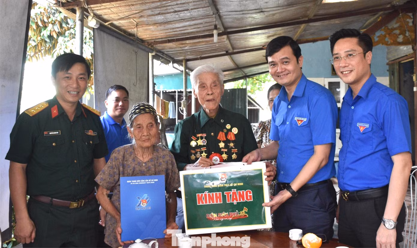Bí thư thứ nhất Trung ương Đoàn Bùi Quang Huy (thứ 2, từ phải sang) thăm, tặng quà Chiến sĩ Điện Biên Bùi Văn Tỉnh. Ảnh: Sầm Phúc Bí thư thứ nhất Trung ương Đoàn Bùi Quang Huy (thứ 2, từ phải sang) thăm, tặng quà Chiến sĩ Điện Biên Bùi Văn Tỉnh. Ảnh: Sầm Phúc