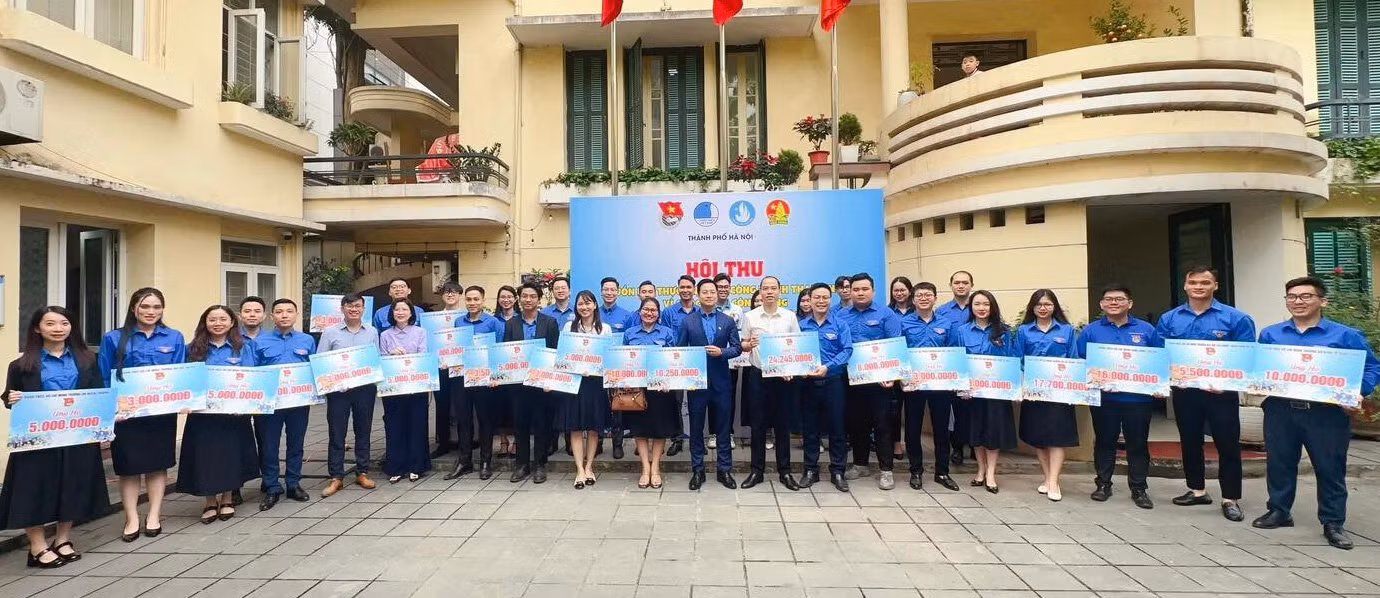 Đại diện Thành Đoàn Hà Nội tiếp nhận các nguồn lực ủng hộ