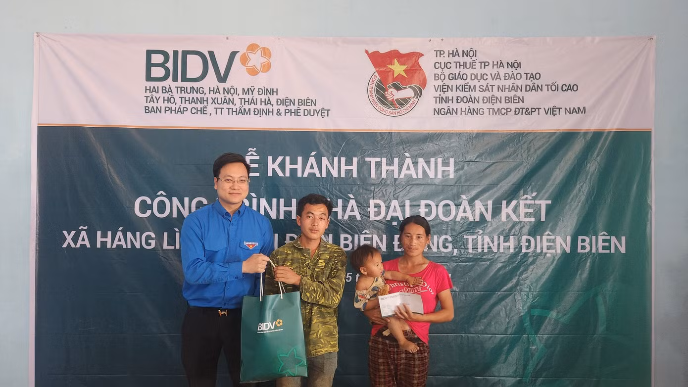 Khánh thành công trình Nhà Đại đoàn kết tại xã Háng Lìa