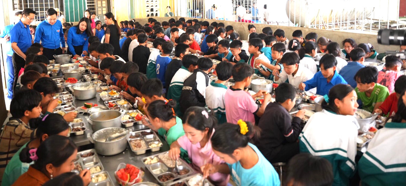 Bữa cơm cho em tại trường tiểu học, trường Phổ thông dân tộc bán trú – TH&THCS Tân Lập. Bữa cơm cho em tại trường tiểu học, trường Phổ thông dân tộc bán trú – TH&THCS Tân Lập.