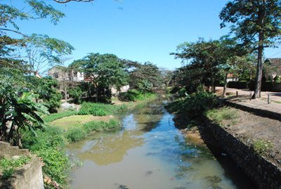 Trước lúc khách tạm biệt An Xá, phút ngoái ngoái lại không thể không bắt gặp con hói nhỏ có từ thời nhà Mạc, bên này nơi sinh ra Võ Nguyên Giáp bên kia sinh ra Ngô Đình Diệm mà thời năm 1960 bà con khơi rộng ra để tăng công năng tưới tiêu thủy lợi. Công việc nho nhỏ và ích lợi ấy đã bị người phía bên kia giới tuyến ầm ĩ lên một dạo rằng miền Bắc phá long mạch (?) nhằm triệt tiêu Ngô Chí sĩ ( !?) 