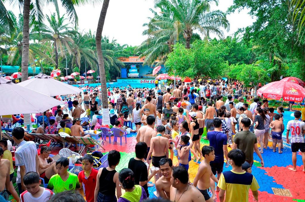 Công viên nước Đầm Sen đông nghịt người