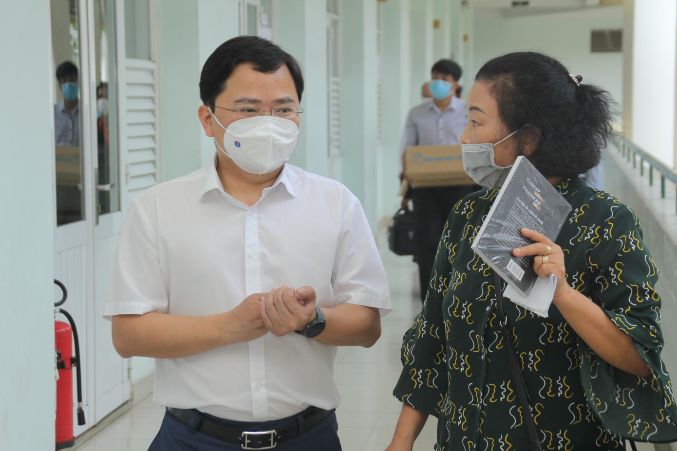 Cử tri Nguyễn Thị Vinh gặp Bí thư thứ nhất Trung ương Đoàn Nguyễn Anh Tuấn gửi gắm niềm tin sau khi hội nghị kết thúc