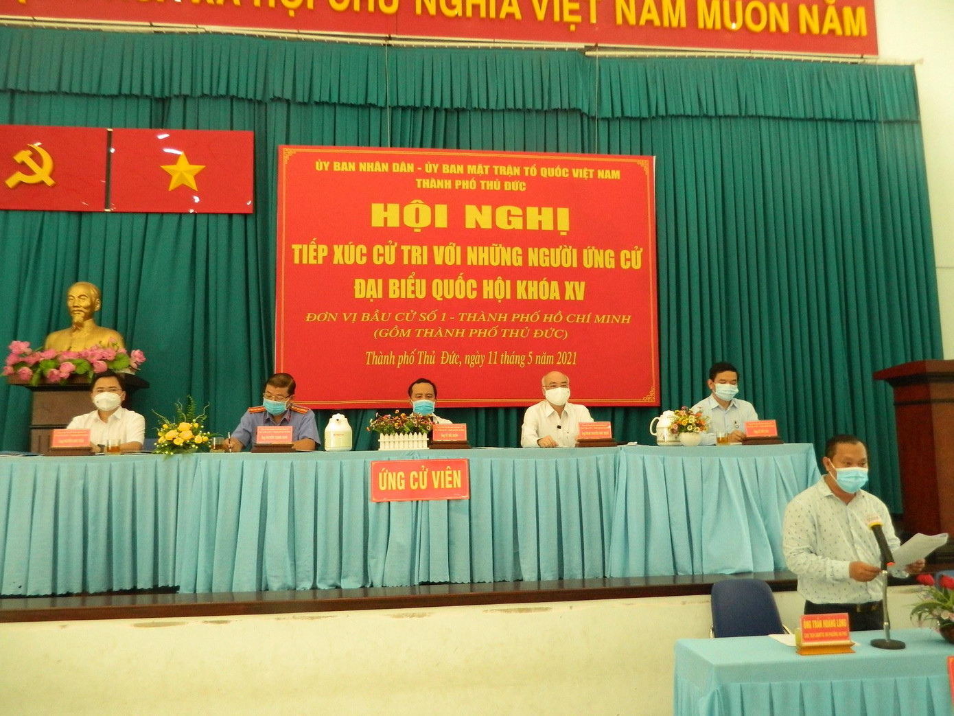 Các ứng cử viên đơn vị bầu cử số 1 tại hội nghị tiếp xúc cử tri vận động bầu cử sáng 11/5