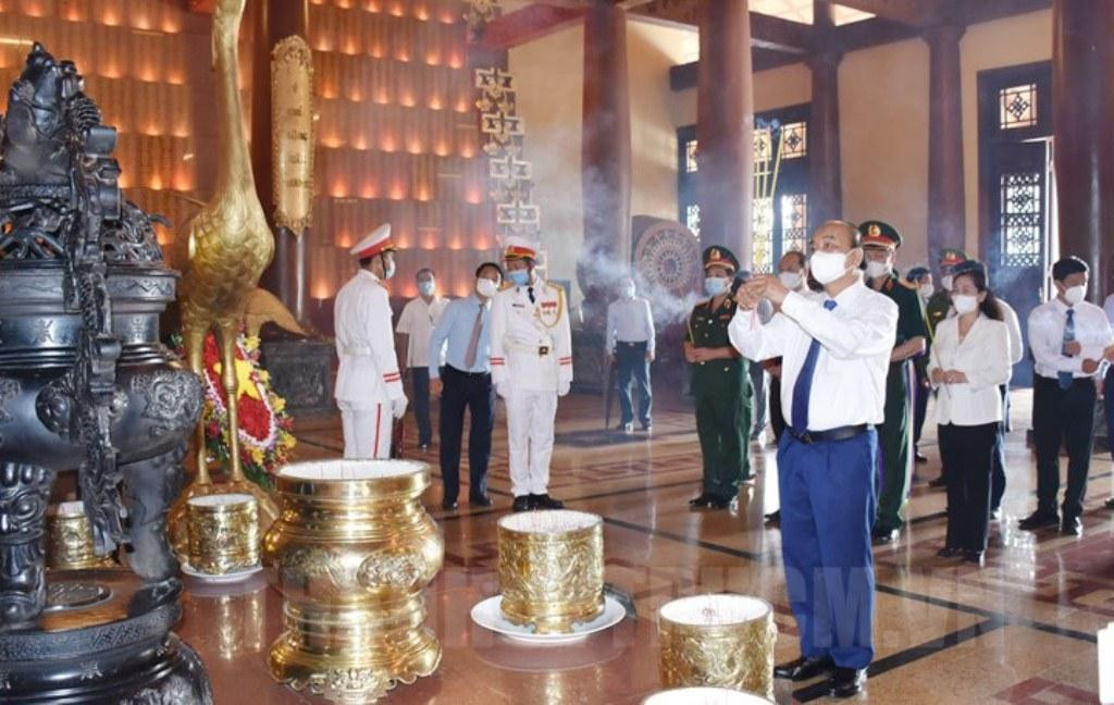 Chủ tịch nước Nguyễn Xuân Phúc dâng hương tưởng nhớ các anh hùng liệt sỹ tại Đền tưởng niệm Bến Dược (huyện Củ Chi). Ảnh: Thành ủy TPHCM