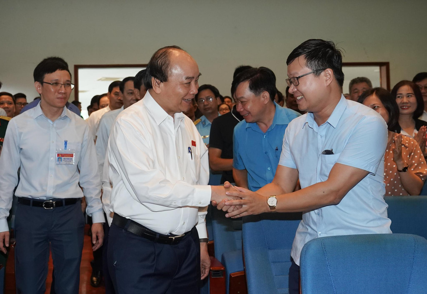 Chủ tịch nước Nguyễn Xuân Phúc trò chuyện thân mật với các cử tri Chủ tịch nước Nguyễn Xuân Phúc trò chuyện thân mật với các cử tri