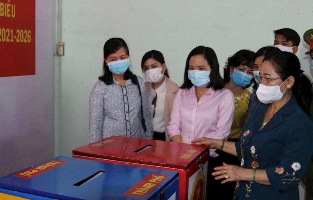 Bà Nguyễn Thị Lệ (ngoài cùng bên phải) và đoàn công tác kiểm tra việc chuẩn bị bầu cử tại huyện Củ Chi.