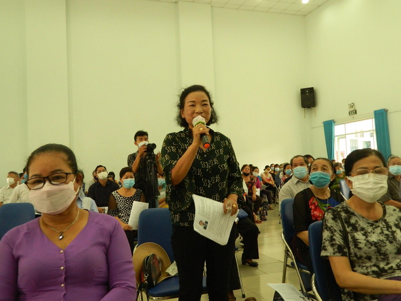 Cử tri Nguyễn Thị Vinh (phường An Phú) góp ý chương trình hành động của các ứng viên