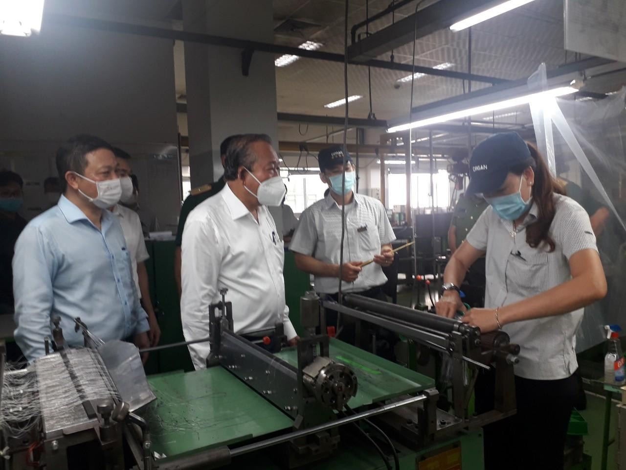 Phó Thủ tướng thăm hỏi, trò chuyện cùng các công nhân, lao động và dặn dò tăng cường công tác phòng dịch COVID-19 Phó Thủ tướng thăm hỏi, trò chuyện cùng các công nhân, lao động và dặn dò tăng cường công tác phòng dịch COVID-19