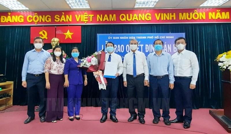 Ông Nguyễn Trí Dũng (giữa) được phê chuẩn giữ chức vụ Chủ tịch UBND quận Gò Vấp. Ảnh: Thành ủy TPHCM Ông Nguyễn Trí Dũng (giữa) được phê chuẩn giữ chức vụ Chủ tịch UBND quận Gò Vấp. Ảnh: Thành ủy TPHCM