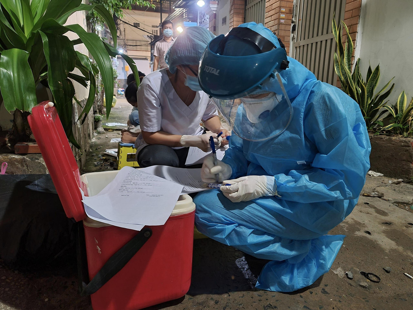 Nhân viên y tế điều tra thông tin để truyve61t các trường hợp liên quan đến ca mắc COVID-19