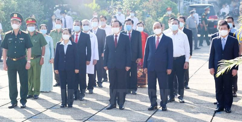 Chủ tịch nước Nguyễn Xuân Phúc cùng lãnh đạo TPHCM tưởng nhớ các anh hùng liệt sỹ, chiến sỹ, đồng bào đã ngã xuống trong sự nghiệp cách mạng giải phóng dân tộc Chủ tịch nước Nguyễn Xuân Phúc cùng lãnh đạo TPHCM tưởng nhớ các anh hùng liệt sỹ, chiến sỹ, đồng bào đã ngã xuống trong sự nghiệp cách mạng giải phóng dân tộc