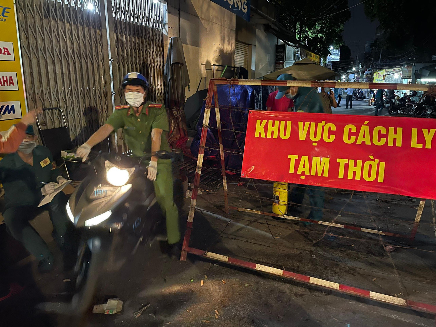 Cơ quan chức năng phong tỏa một con hẻm tại phường 8 (quận Gò Vấp) do có ca nghi mắc COVID-19