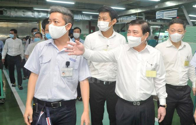 Chủ tịch UBND TPHCM Nguyễn Thành Phong kiểm tra công tác phòng chống dịch COVID-19 tại các doanh nghiệp đang hoạt động tại Khu chế xuất Linh Trung (TP Thủ Đức) Chủ tịch UBND TPHCM Nguyễn Thành Phong kiểm tra công tác phòng chống dịch COVID-19 tại các doanh nghiệp đang hoạt động tại Khu chế xuất Linh Trung (TP Thủ Đức)