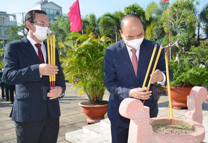 Chủ tịch nước Nguyễn Xuân Phúc và Bí thư Thành ủy TPHCM Nguyễn Văn Nên dâng hương tại Đài tưởng niệm liệt sỹ Nhà thương Giếng nước. Ảnh: Thành ủy TPHCM Chủ tịch nước Nguyễn Xuân Phúc và Bí thư Thành ủy TPHCM Nguyễn Văn Nên dâng hương tại Đài tưởng niệm liệt sỹ Nhà thương Giếng nước. Ảnh: Thành ủy TPHCM