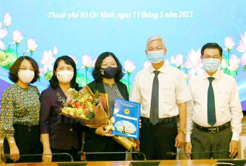 Phó Chủ tịch UBND TPHCM Võ Văn Hoan trao quyết định giao quyền Chủ tịch UBND Quận 1 cho bà Nguyễn Thị Thu Hường. Phó Chủ tịch UBND TPHCM Võ Văn Hoan trao quyết định giao quyền Chủ tịch UBND Quận 1 cho bà Nguyễn Thị Thu Hường.